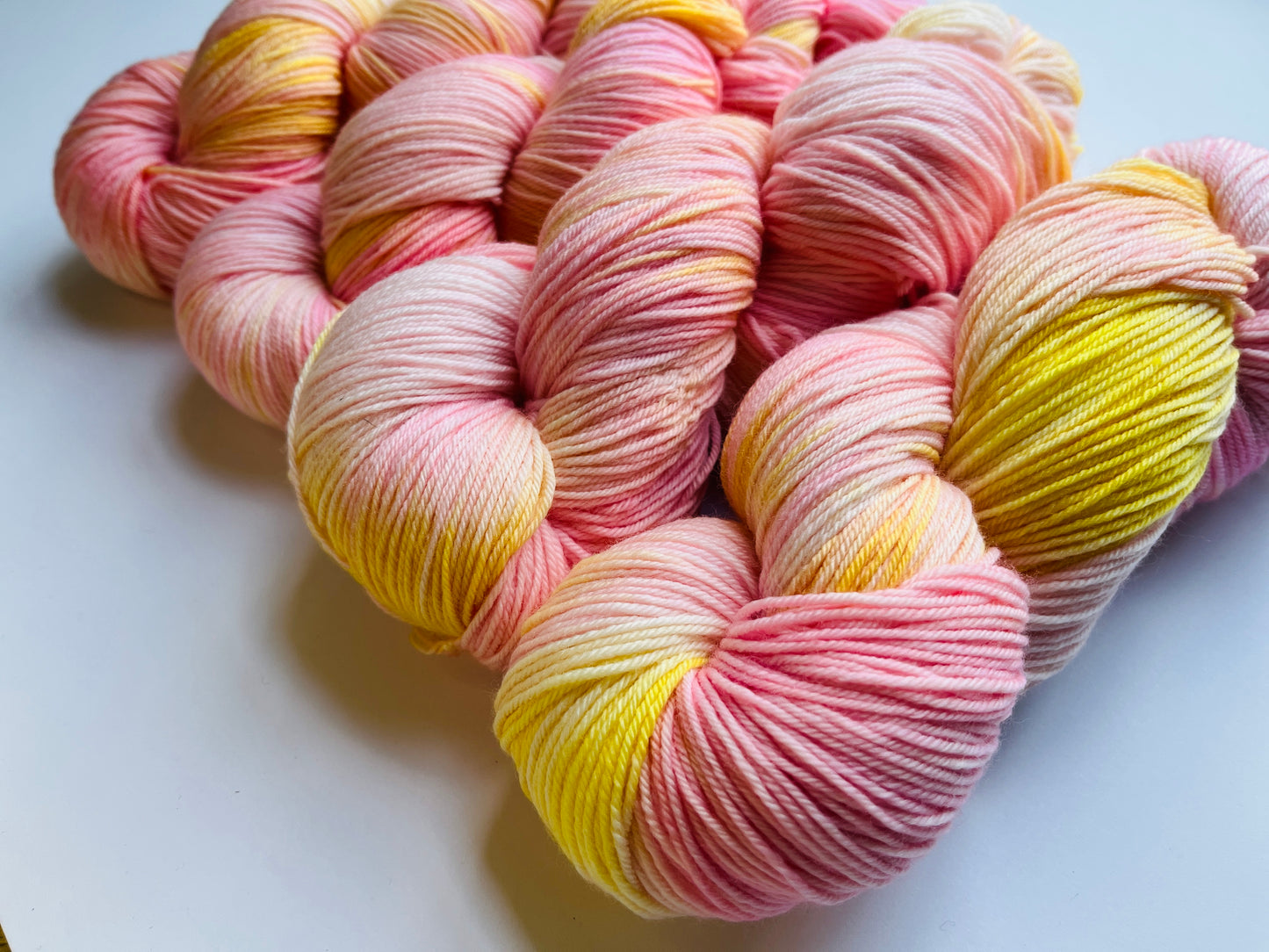 écheveaux de laines Merino rose et jaune