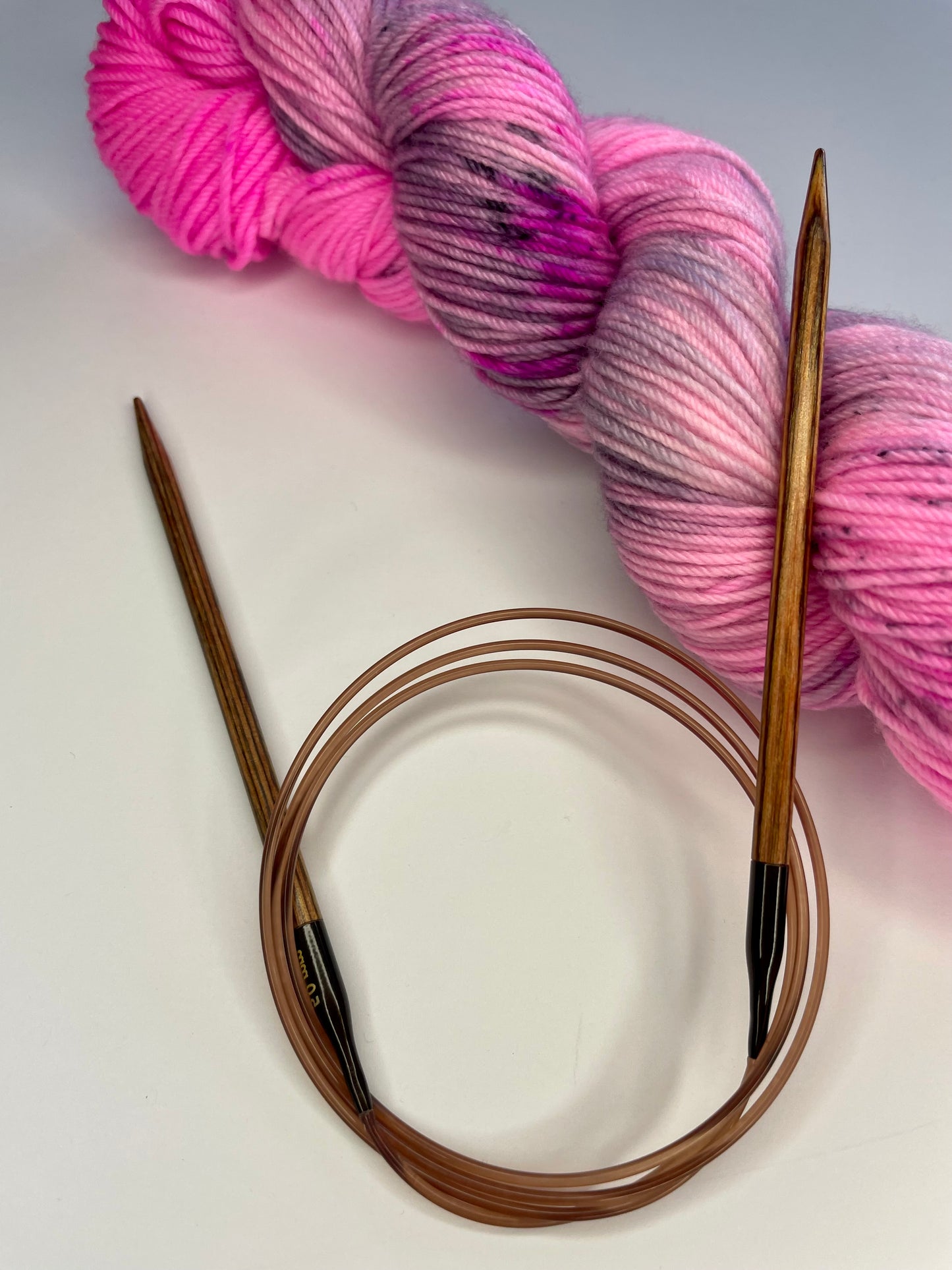 Knitpro Ginger et écheveau de laine teint à la main